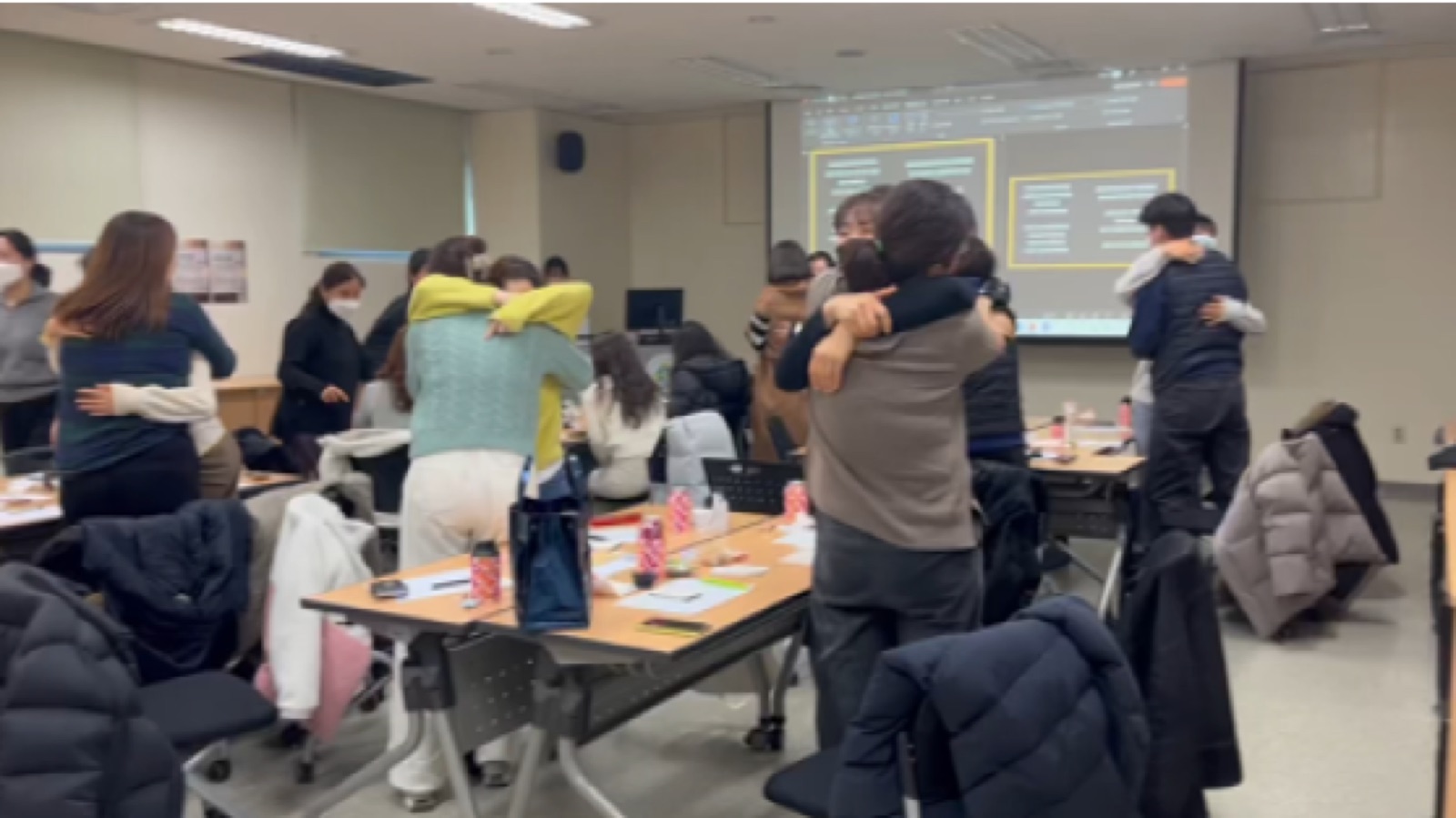 건국대학교병원 강연 중 서로 안아주는 활동